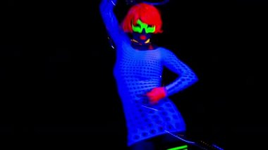 UV kılık dans seksi genç kadın