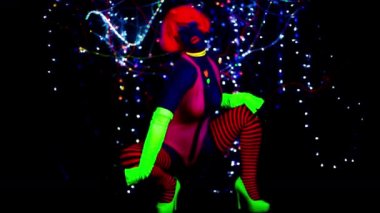 UV kılık dans seksi genç kadın