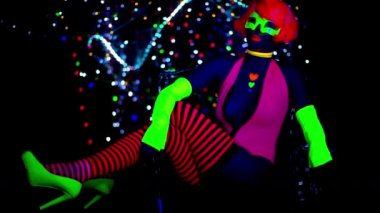 seksi kadın disko dansçısı UV floresan kılık poz