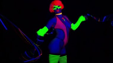 UV kılık dans seksi genç kadın
