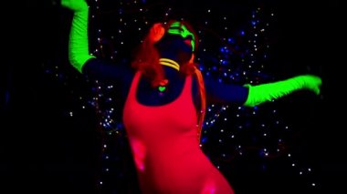 UV kılık dans seksi genç kadın