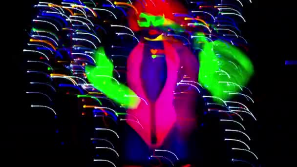 Сексуальна Молода Жінка Танцює Ультрафіолетовому Костюмі — стокове відео