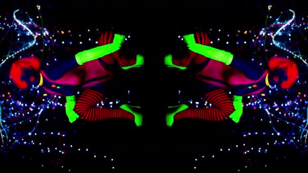 Сексуальна Жіноча Танцівниця Диско Позує Ультрафіолетовому Флуоресцентному Костюмі — стокове відео
