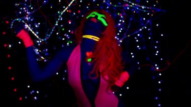 UV kılık dans seksi genç kadın