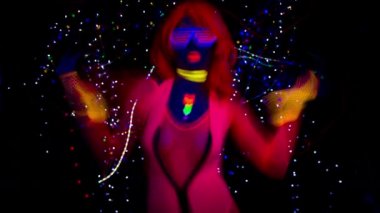 UV kılık dans seksi genç kadın