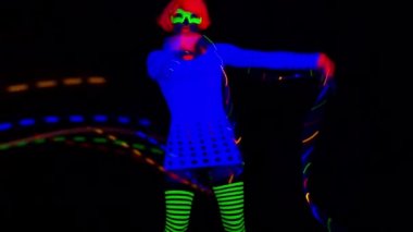 UV kılık dans seksi genç kadın