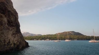 Sahil, Sicilya, İtalya adadan volkan Harbor'da görünümünü