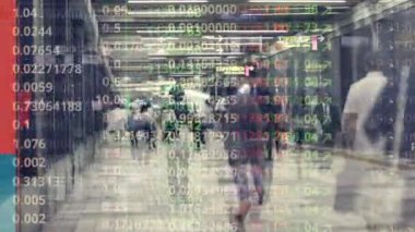 Tokyo, Japonya - 03 Ağustos 2018 : Şehir metrosu ve metro sisteminde bindirmeli veri sembolleri ile insanların acelesi