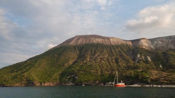 Blick Auf Die Vulkaninsel Vor Der Küste Siziliens Italien — Stockvideo