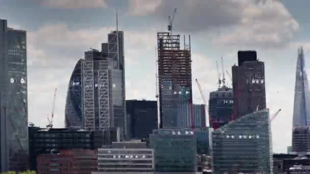 素晴らしいロンドン都市スカイライン タイムラプス データとコンピュータ プログラミングの建物のファサードの上にマッピングされた情報 — ストック動画