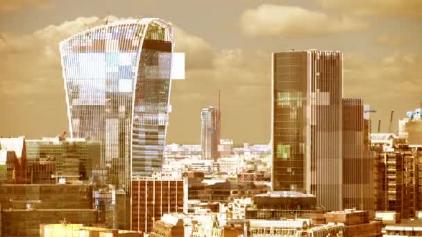 建物のファサードの上にグリッチの効果とロンドン市街のスカイライン — ストック動画