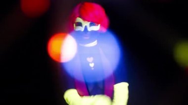 UV kılık dans seksi genç kadın