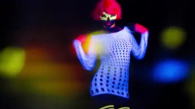 Seksi bayan disko dansçısı UV kostümüyle poz veriyor.