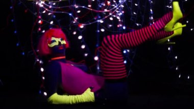 Seksi bayan disko dansçısı UV kostümüyle poz veriyor.