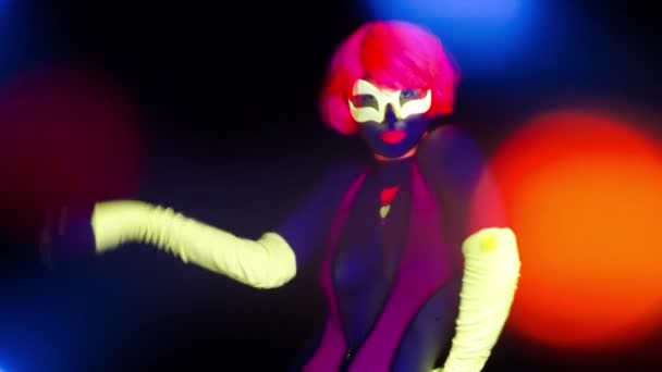 Сексуальна Жіноча Диско Танцюристка Позує Ультрафіолетовому Костюмі — стокове відео