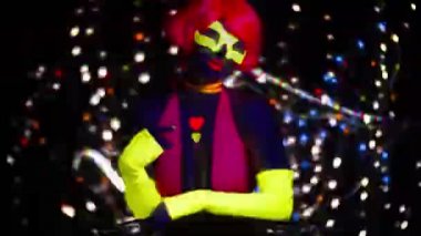 Seksi bayan disko dansçısı UV kostümüyle poz veriyor.