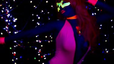 UV kılık dans seksi genç kadın