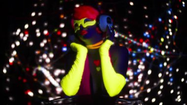 Seksi bayan disko dansçısı UV kostümüyle poz veriyor.