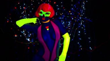 UV kılık dans seksi genç kadın
