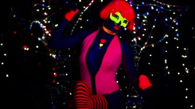 Seksi bayan disko dansçısı UV kostümüyle poz veriyor.