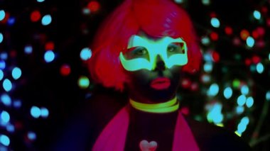 Seksi bayan disko dansçısı UV kostümüyle poz veriyor.
