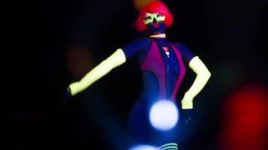 UV kılık dans seksi genç kadın