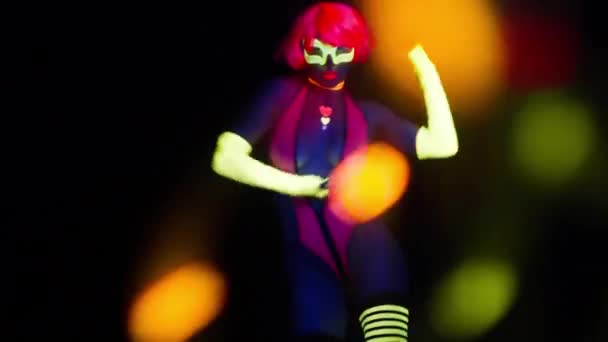 Сексуальная Молодая Женщина Танцует Ультрафиолетовом Костюме — стоковое видео