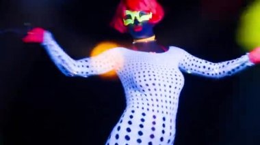 UV kılık dans seksi genç kadın