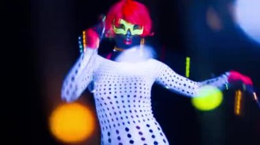 UV kılık dans seksi genç kadın
