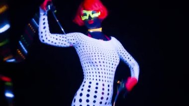 UV kılık dans seksi genç kadın