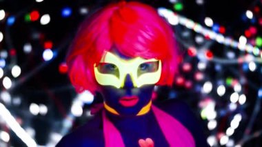 Seksi bayan disko dansçısı UV kostümüyle poz veriyor.