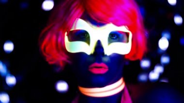 Seksi bayan disko dansçısı UV kostümüyle poz veriyor.