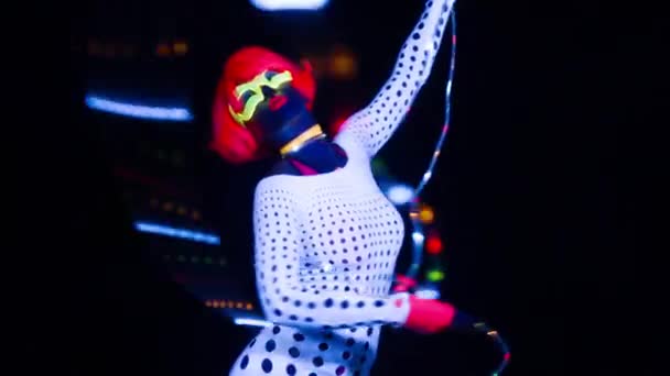Сексуальная Молодая Женщина Танцует Ультрафиолетовом Костюме — стоковое видео