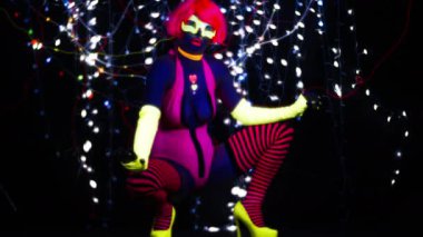 Seksi bayan disko dansçısı UV kostümüyle poz veriyor.