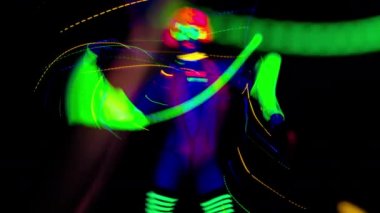 UV kılık dans seksi genç kadın