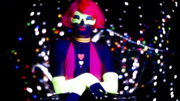 Сексуальна Жіноча Диско Танцюристка Позує Ультрафіолетовому Костюмі — стокове відео