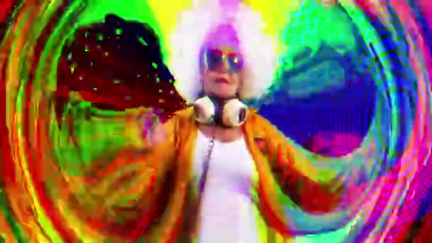 une incroyable grand-mère danseuse disco, dame plus âgée faisant la fête dans un cadre disco coloré hypnotique 