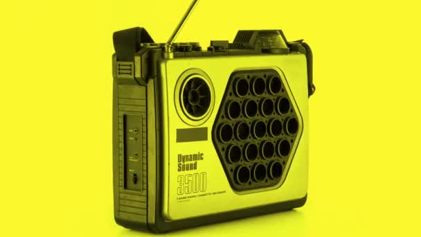 Vintage Hifi Ghettoblaster Radio Spinning — стоковое видео