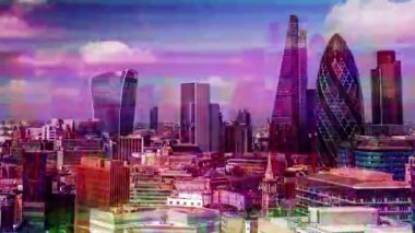 Şehir çatısı. Gün batımı ve bulutlar.