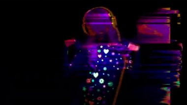 Siyah arka plan üzerine floresan Giyim seksi dansçı