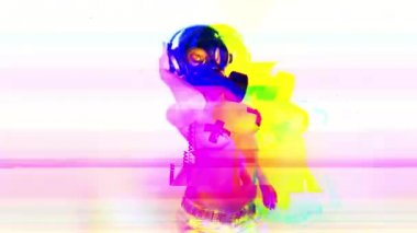 güzel vücut yüzünü kaplayan bir gaz maskesi ile dans seksi kadınla