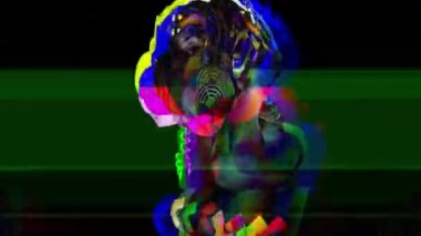 güzel vücut yüzünü kaplayan bir gaz maskesi ile dans seksi kadınla