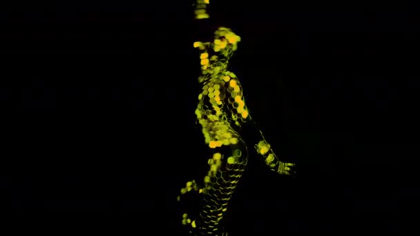 danseuse portant un costume miroir disco scintillant, fond noir 