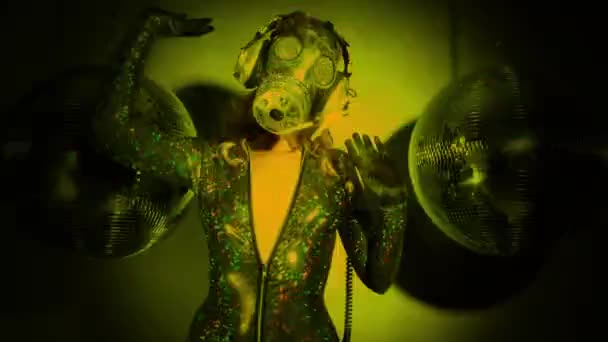 性感的女人与美丽的身体跳舞的防毒面具覆盖她的脸 — 图库视频影像