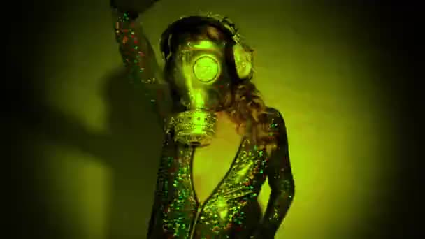 femme sexy avec beau corps dansant avec un masque à gaz couvrant son visage 