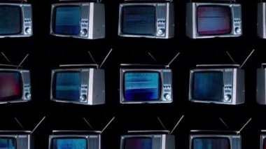 kesme retro televizyon ekranlarında bozulma ile uzayda dönüm