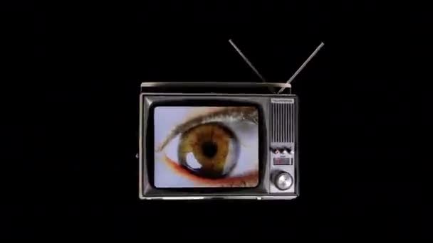 电视在空间中旋转 大眼睛环顾四周 屏幕上有故障和失真效果 — 图库视频影像