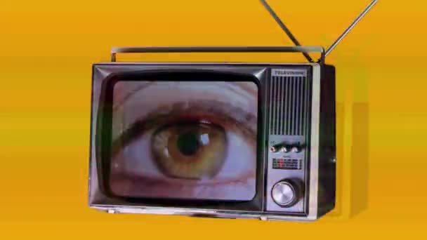 Televisie Draaien Ruimte Met Grote Ogen Kijken Rond Het Scherm — Stockvideo