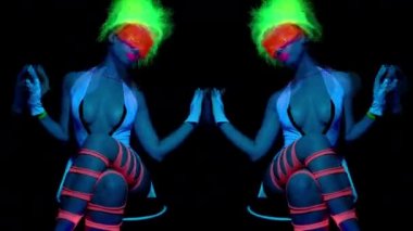 Siyah arka plan üzerine floresan Giyim seksi dansçı