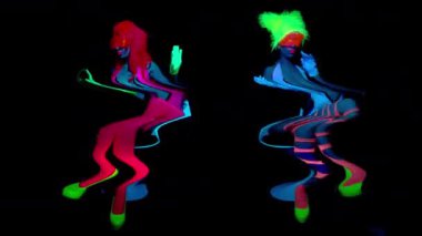 Gece kulübünde dans eden kadın dansçının videosu. Mobil video gösterimleri için uygun